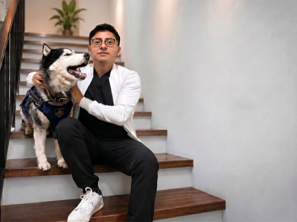 Veterinario ExpressVet junto a un perro husky